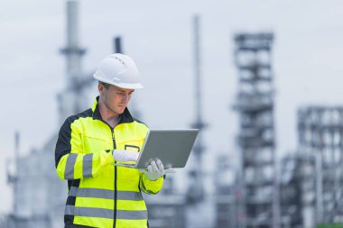 Petrol tesisi, petrol ve gaz fosil enerji sektöründe çalışan Profesyonel Rafineri Mühendisi.