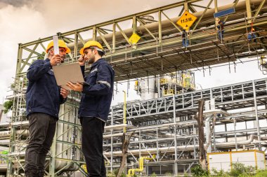 Genç mühendis yarım yamalak bir hata yaparak çalışıyor. Büyük bir sorun var ustabaşı. Açık hava gaz boru tesisleri şantiyesine kızgın.