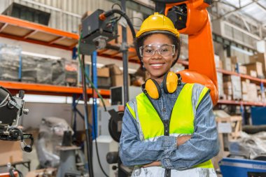 Profesyonel mühendis, robot teknisyen modern fabrika endüstriyel robot kaynak makinesi kontrol operatörü