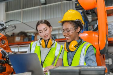 Robot mühendisi eğitimi, modern fabrika endüstriyel robot kaynak makinesi kontrol operatöründe teknisyen işi