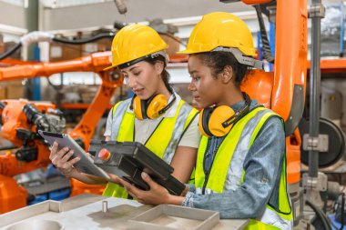 Robot mühendisi eğitimi, modern fabrika endüstriyel robot kaynak makinesi kontrol operatöründe teknisyen işi