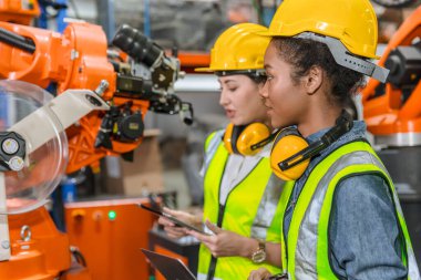 Robot mühendisi eğitimi, modern fabrika endüstriyel robot kaynak makinesi kontrol operatöründe teknisyen işi