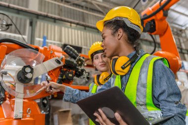 Robot mühendisi eğitimi, modern fabrika endüstriyel robot kaynak makinesi kontrol operatöründe teknisyen işi