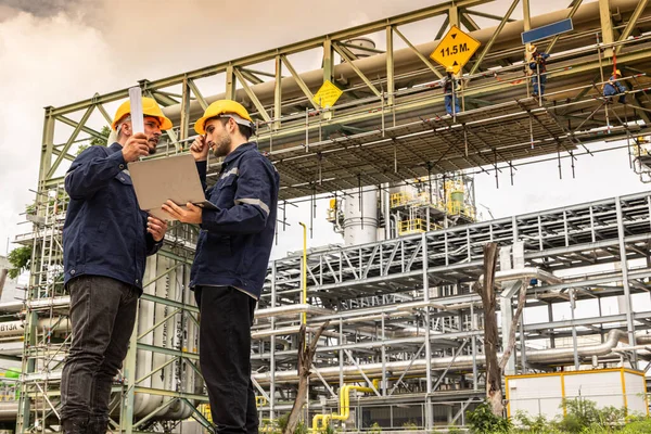 Genç mühendis yarım yamalak bir hata yaparak çalışıyor. Büyük bir sorun var ustabaşı. Açık hava gaz boru tesisleri şantiyesine kızgın.