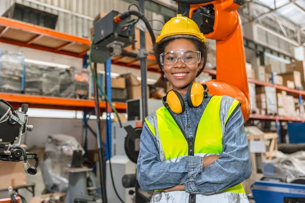 Profesyonel mühendis, robot teknisyen modern fabrika endüstriyel robot kaynak makinesi kontrol operatörü