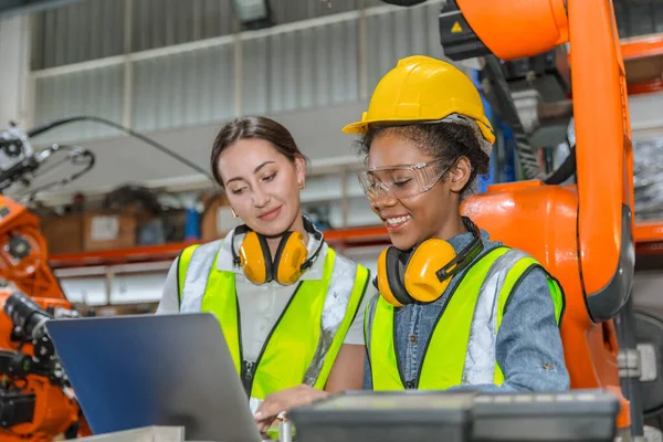 Robot mühendisi eğitimi, modern fabrika endüstriyel robot kaynak makinesi kontrol operatöründe teknisyen işi