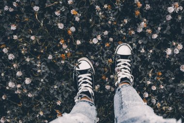 Çimlerin üzerinde spor ayakkabıları