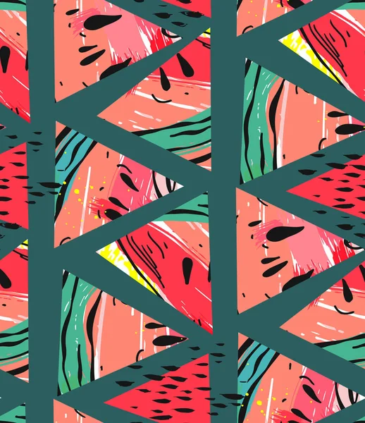 緑の背景に分離されたスイカ モチーフと三角形のヒップスターの図形と手描きの背景抽象的なコラージュ シームレスなパターン — ストックベクタ