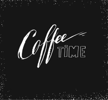 El çizimi, soyut sanatsal mürekkep çizimi, el yazısıyla çizilmiş kahve saati kaligrafi metni ve kurdele, siyah karatahta izole edilmiş. Kahve dükkanı konsepti.