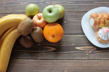 Meyve ve kekler ve ahşap masada.