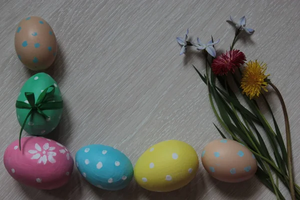 Huevos Pascua Teñidos Flores Yacen Sobre Fondo Madera — Foto de Stock