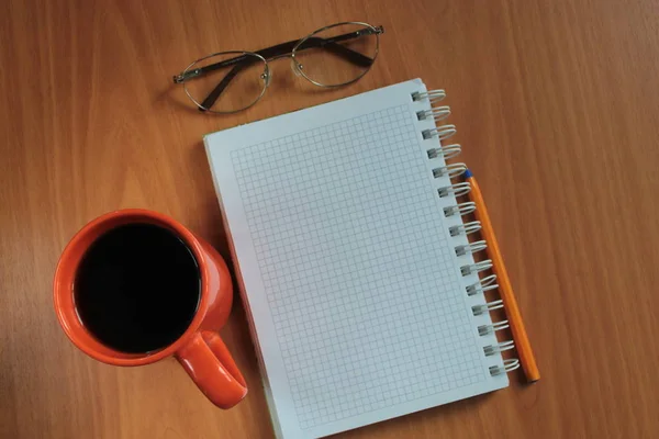 Notizblock Kaffee Und Gläser Lagen Auf Einem Holztisch — Stockfoto