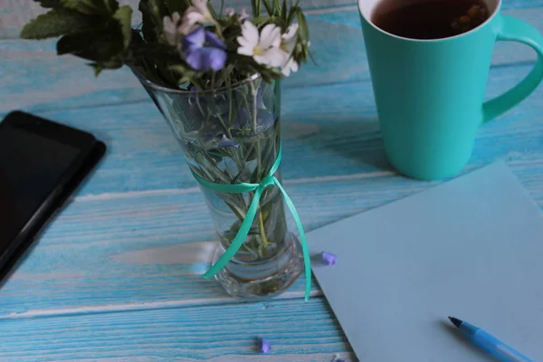 Caneca Com Chá Telefone Buquê Flores Silvestres Uma Folha Papel — Fotografia de Stock