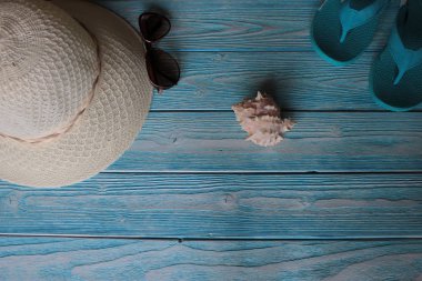 Mavi tahta şapka, içecek, gözlük, kabuk üzerinde Yaz aksesuarları.