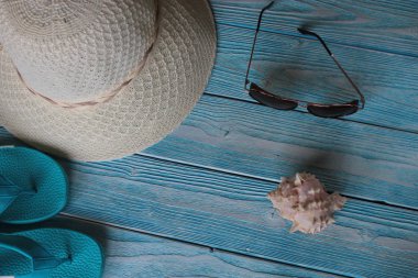 Mavi tahta şapka, içecek, gözlük, kabuk üzerinde Yaz aksesuarları.