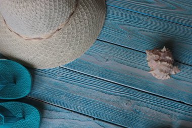 Mavi tahta şapka, içecek, kabuk üzerinde yaz aksesuarları.