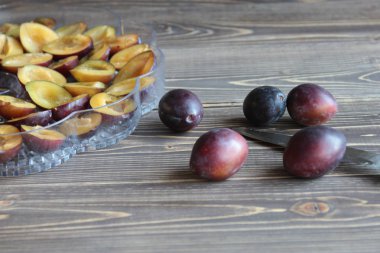 Olgun erikler ahşap bir masanın üzerinde, meyvelerin hasat ve kurutma.