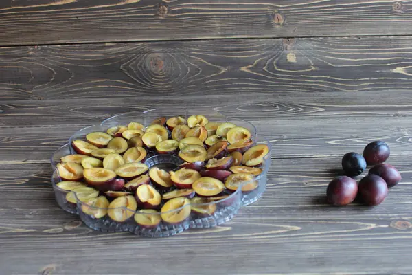 Ameixas Maduras Põem Uma Mesa Madeira Colheita Secagem Frutos — Fotografia de Stock