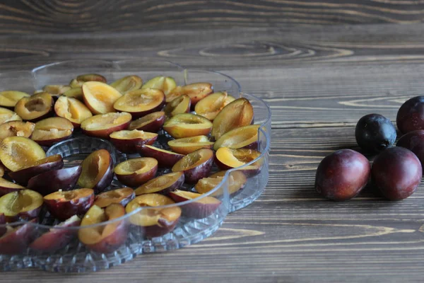 Ameixas Maduras Põem Uma Mesa Madeira Colheita Secagem Frutos — Fotografia de Stock