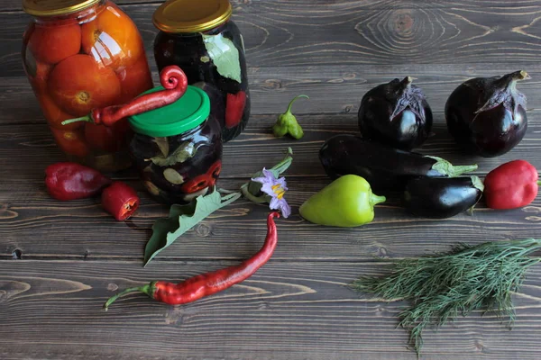 Frische Auberginen Paprika Knoblauch Lag Auf Einem Holztisch Und Banken Stockbild