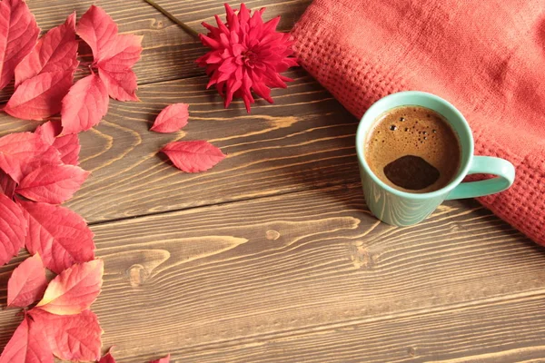 Mok Met Koffie Warm Verpakt Een Sjaal Een Houten Achtergrond — Stockfoto