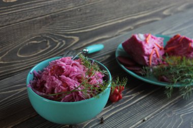 Pancar köklü lahana turşusu, bir tepside ve ahşap bir arka planda banka..