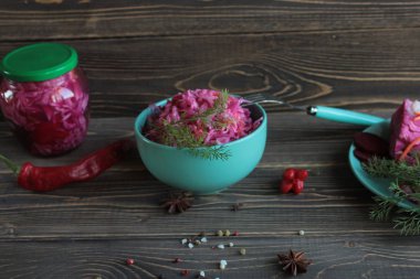 Pancar köklü lahana turşusu, bir tepside ve ahşap bir arka planda banka..