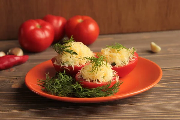 Tomaten Gefüllt Mit Käse Auf Orangenschale Stockbild