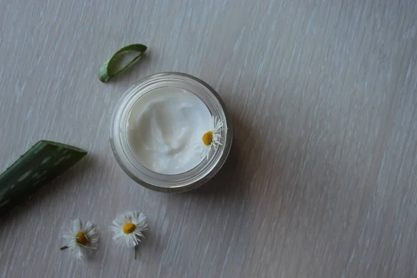 Botol Kaca Dengan Krim Kosmetik Putih Aloe Dan Camomile Dengan — Stok Foto
