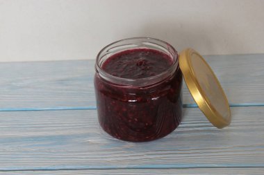 Masada bir tota ahududu reçeli.