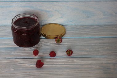 Masada bir tota ahududu reçeli.