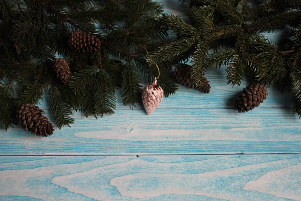 Ramos Abeto Com Cones Fundo Madeira Azul — Fotografia de Stock