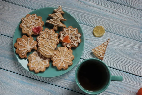 Ciasteczka Świąteczne Talerz Kubek Herbaty Niebieskim Tle — Zdjęcie stockowe