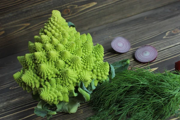 Römischer Kohl Zwiebeln Und Dill Auf Braunem Holzgrund Liegend — Stockfoto