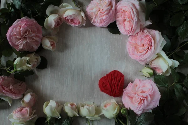 Różowe Róże Leżą Formie Ramy Stole — Zdjęcie stockowe