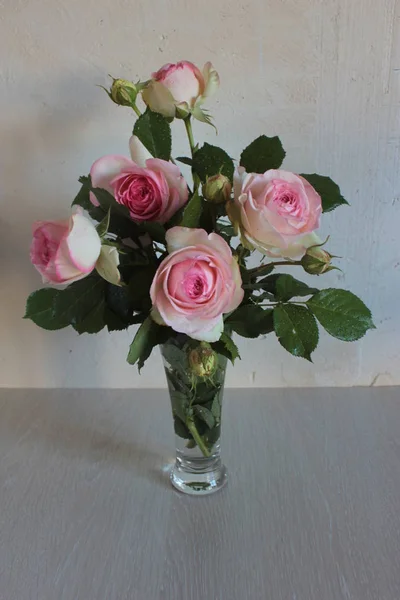 Bukiet Różowych Róż Stoi Szklanym Wazonie — Zdjęcie stockowe