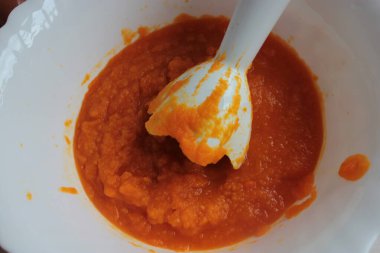 Karıştırıcıyla pişirilmiş balkabağı öğütme..