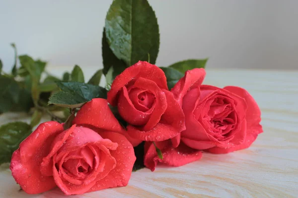 テーブルの上には赤いバラの花束が — ストック写真