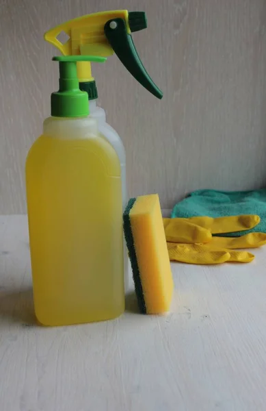 Desinfectante Detergente Frasco Plástico Guantes Una Esponja Sobre Mesa — Foto de Stock