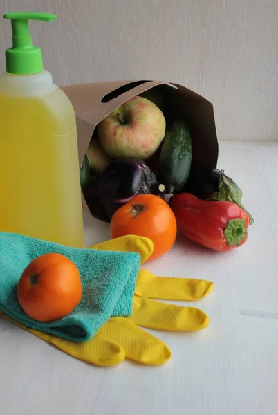 Auf Dem Tisch Liegt Eine Papiertüte Mit Gemüse Und Obst — Stockfoto