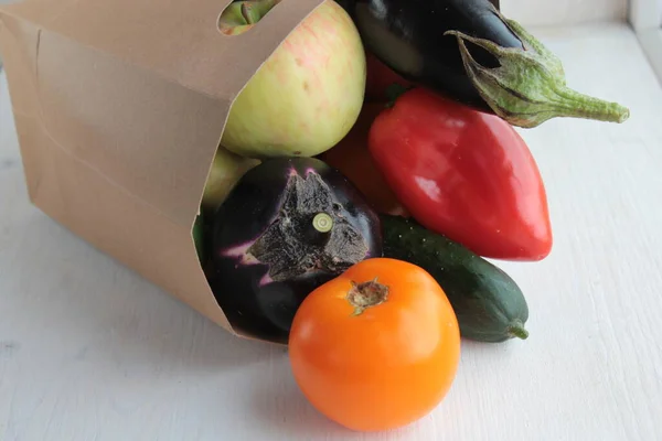 Paper Bag Table Tomatoes Peppers Eggplants Apples — Stock Photo, Image