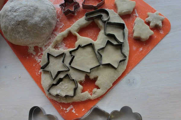 Tillverkare Hemmagjorda Cookies Med Hjälp Metallformar Den Orangefärgade Tavlan — Stockfoto