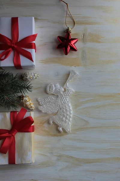 Biały Anioł Zabawki Świąteczne Prezenty Drewnianej Powierzchni — Zdjęcie stockowe