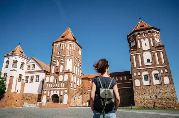 Viajero Joven Con Mochila Mira Castillo Medieval Mir Bielorrusia — Foto de Stock