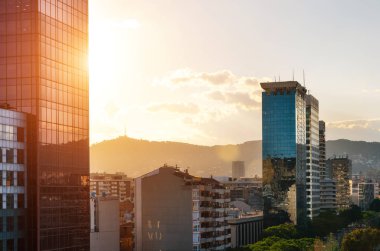 Barcelona, Katalonya, İspanya - 30 Mayıs 2016: Cam gökdelenler İspanya günbatımında kare yakınında Carrer de Tarragona sokakta yansıması ile görünümünü.