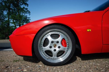 Minsk, Beyaz Rusya - 26 Mayıs 2018: Closeup araba tekerleği Porsche 944 Turbo logo ve marka tasarımı ile