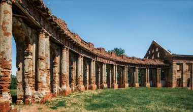 Ortaçağ Ruzhany Sarayı kompleksi kalıntıları. Beyaz Rusya'nın simgesel yapı elemanları geç Barok ve klasik ile