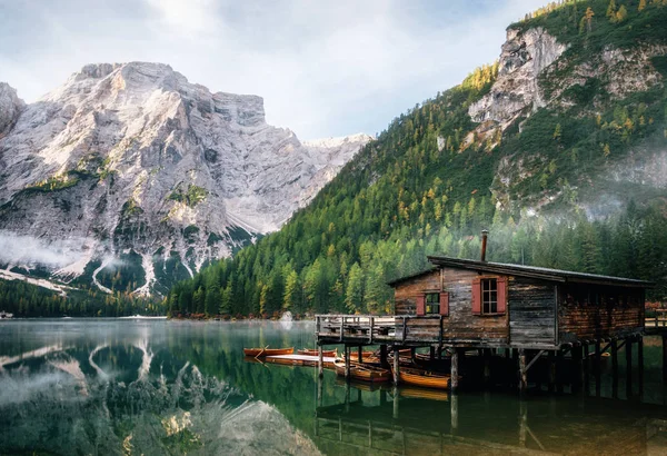 Braies 湖全景图与小屋和小船在白云岩山和 Seekofel Sudtirol 意大利 — 图库照片