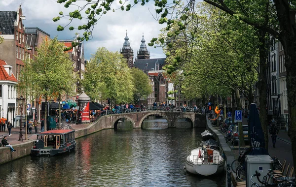 Amsterdam Netherlands April 2017 Houseboats Living Barges Bridge Red Light — Stock Photo, Image