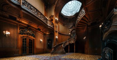 Lviv, Ukrayna - 23 Eylül, 2016: bilim adamları evi. Muhteşem konağın büyük salonunda süslü büyük Ahşap merdiven ile iç. Eski bir ulusal casino.